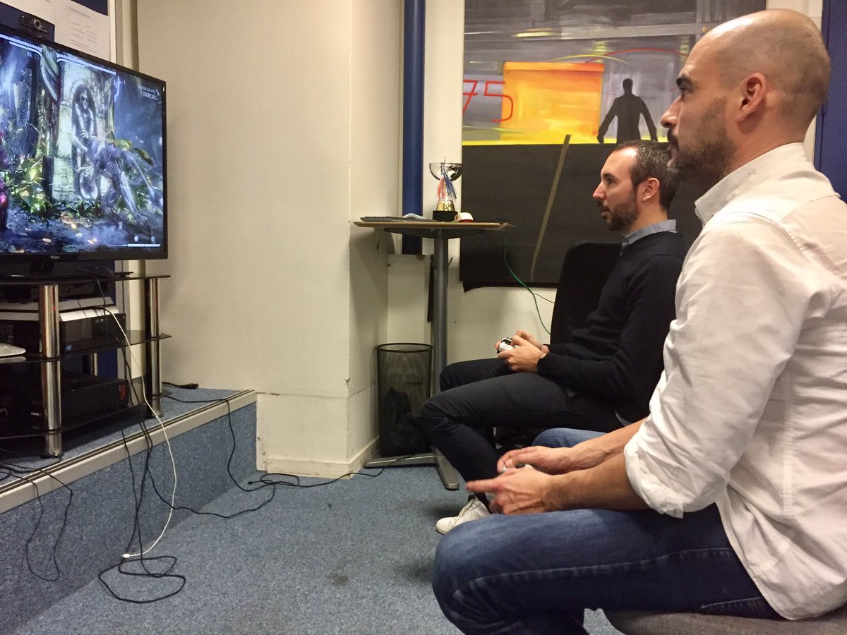 AdaptiveBee's tweet image. How the CEO and CMO solve disputes in the Hive #MortalKombatX #FrenchTech #startup @pierrekolko @markooo0