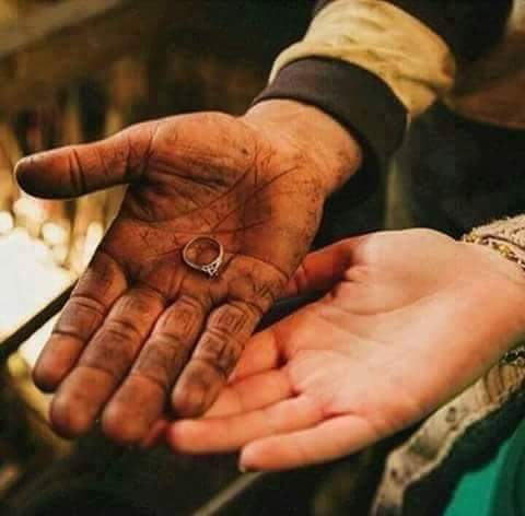 wahm_1's tweet photo. لكنني لا أملك إلا خاتم الخطبة ، وعمر مسروق تزوجيني بشكلي الفقير  وضحكتي العادية  وملابسي الفضفاضة  وقلبي الذي يحبك ! https://t.co/s2EeLY1IJp