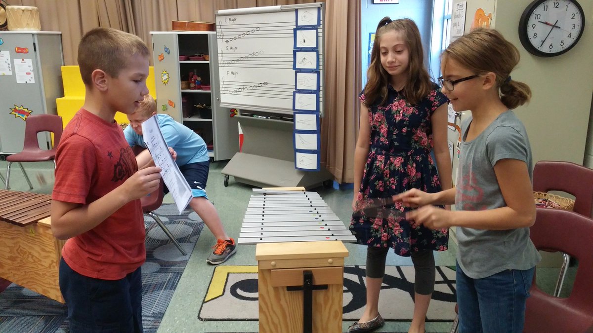 joanieostrander's tweet photo. Mr. Shafer's 5th graders are having fun learning to play chords!  Great teamwork! Great class!  @HampdenDragons @CVMusicDept https://t.co/HBMZbAKAjM