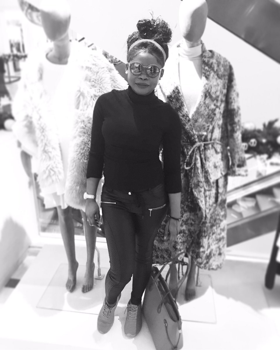 mamamuva's tweet image. In #selfridges the otherday #shoppingforaclient #mutitasking #fashion #style #personalshopper #personalshopping #modeling #model #selfietime