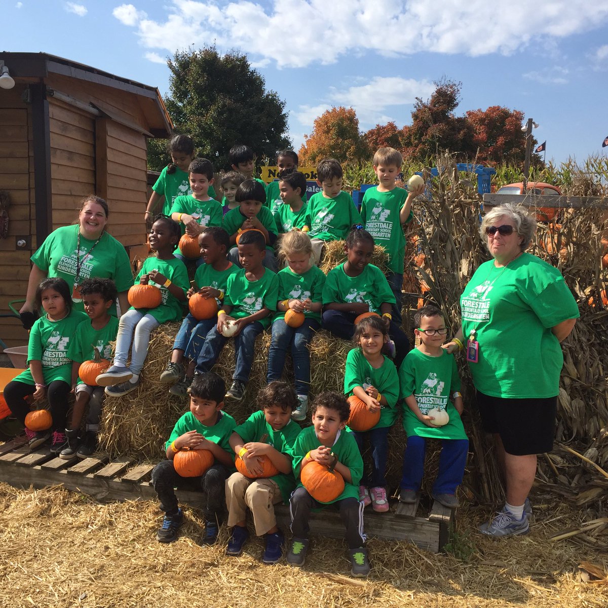 Falcon_Carden's tweet photo. Cox Farm was a blast! @ForestdaleES 
#makingmemories https://t.co/vXvsCm74vs