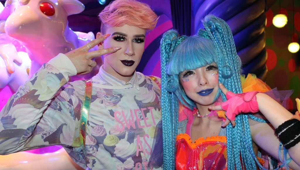 maybellineNY_DE's tweet photo. Manga Style mit @MrvynMCnificent in Tokio. #Cutenessoverload zum Abschluss unserer #MaybellineTrendsquad Inspirationsreise. https://t.co/rDxzy84i6c