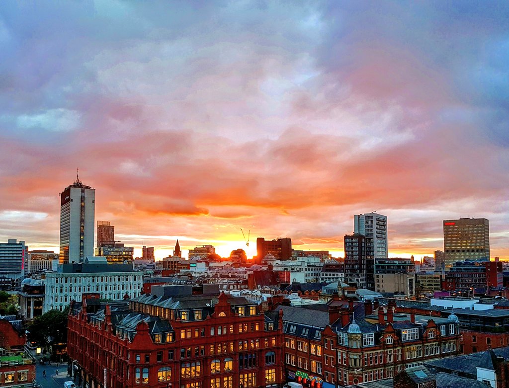 natdings's tweet photo. #sunset #skyline #Manchester https://t.co/S4sX9G8D03