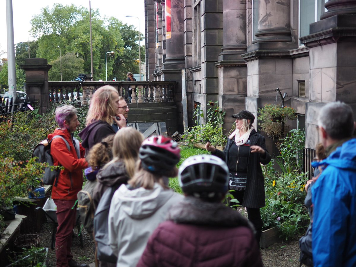 thehereandnowuk's tweet photo. Thanks to Sarah @Lovecraft1123 for the talk about the @Summerhallery garden space this afternoon! Part of #SpaceToSit cycle tours! https://t.co/YZrLxyACkj