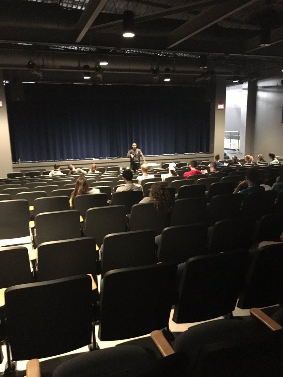 Spaulding_phs's tweet photo. Carlos from JDCU talking to our kids on how to afford college.
#careerday2016 https://t.co/enc31ehifn