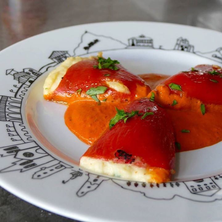 Paysbasquenet's tweet photo. Pimientos farcis à la brandade de morue ... Prochainement la recette facile ! #miam #basqu… https://t.co/FV13JqVEND https://t.co/bKpUtuZ20D