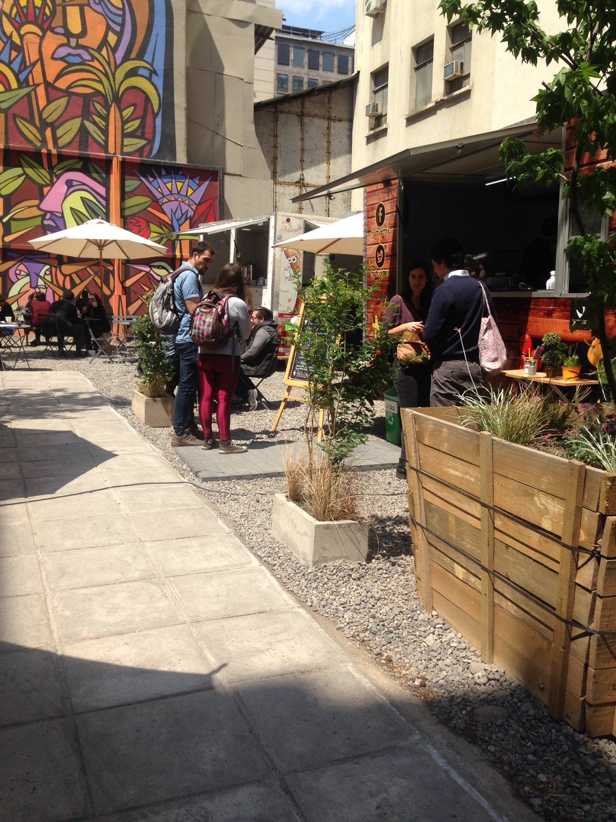 Grata música a la hora de almuerzo en <a href="/plazasbolsillo/">Plazas de Bolsillo</a> #Morande83 @foodtructtoria <a href="/Churros_Risso/">Rissopolis</a>