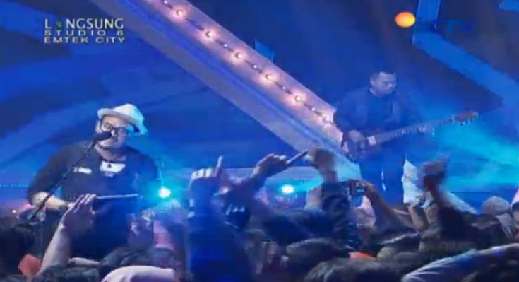 SCTV's tweet photo. Setiaku mana suaranyaa ~ Yuk nyanyi Istana Bintang bareng Setia Band #InboxAwards https://t.co/b0gYHKb9PN