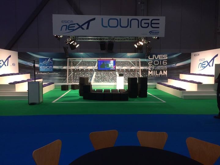 facesvt's tweet photo. Impressionen Messebau/Standbau ESICM 2016 auf der Messe in Mailand #facesvt #veranstaltungstechnik #licht #messebau #messebauer #mailand https://t.co/JR323H0Ov2