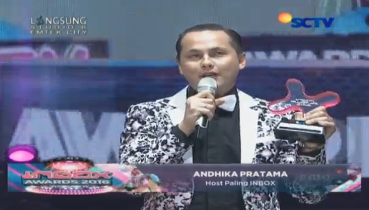 SCTV's tweet photo. Waw untuk kesekian kalinya @dhikacungkring yang memenangkan kategori Host Paling Inbox #InboxAwards. Selamat Papa Dika! https://t.co/olrSUcx36O