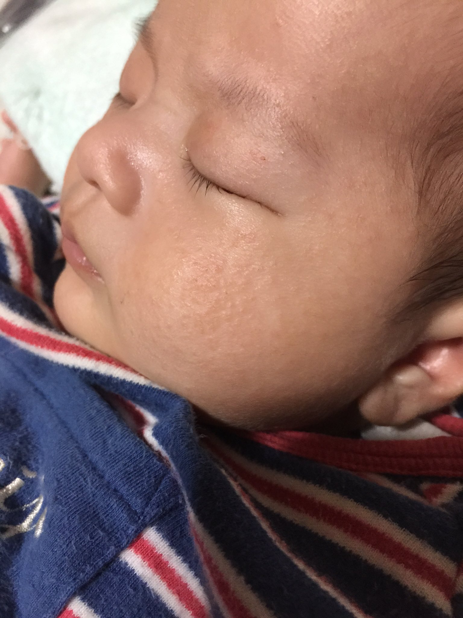 いしおり Twitterissa やっと眠りについた 今度は静かに聴ける 21時からほぼ抱きっぱなしの状態だったから腕の血管が浮き出てて気持ち悪い 想ちゃんには肌荒れとサヨナラして欲しい 乃木坂46 オールナイトニッポン Ann サヨナラの意味 ベビ ベイビー 赤ちゃん
