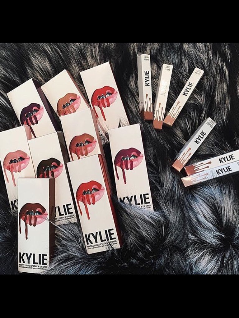 MakeUpHeavenz's tweet photo. Kylie Jenner is Giving away $500 Worth of Make-Up &amp; Lip Kits! sign up for free here --> https://t.co/DhaU9PLL19 https://t.co/j2PjOWL20g