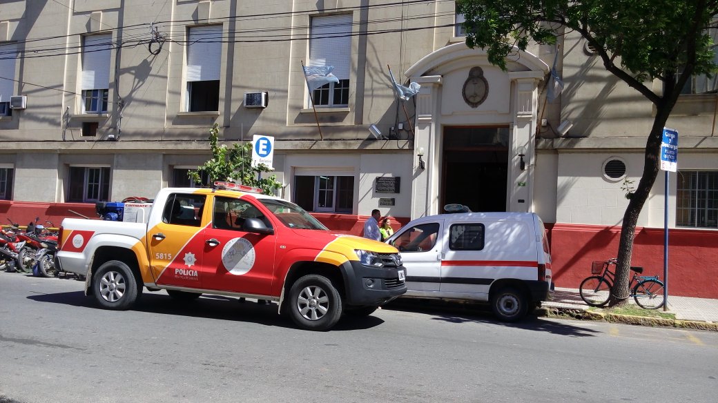 FIQUNL's tweet photo. #Ahora Simulacro de evacuación en el Edificio Gollan https://t.co/bHKmBhqRbI