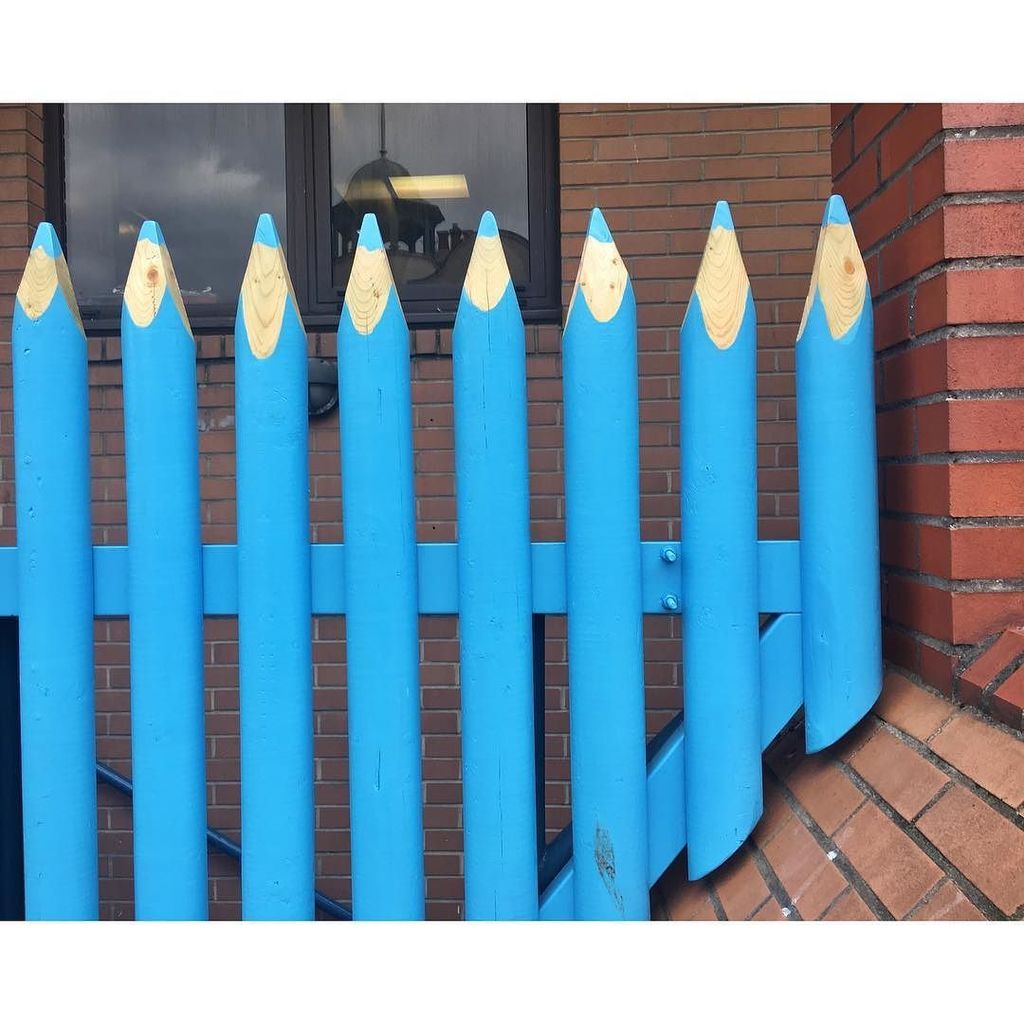 dobreathe's tweet photo. School gates. Earlier today. https://t.co/agYb8uRZNM https://t.co/mEnvII8Cr3