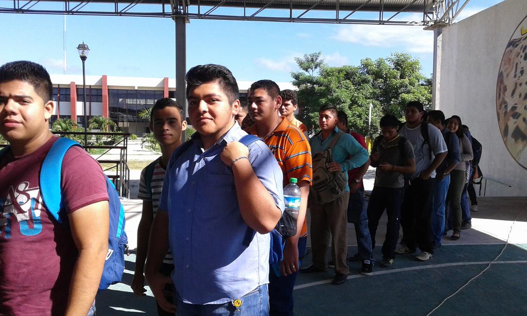 jcriveratapia's tweet photo. Alumnos de Sistemas Disfrutando del Planetario Móvil del @COESICYDET en el @Tec_Escarcega #ingefest'16 #SoyIsc https://t.co/bdorQYjph3