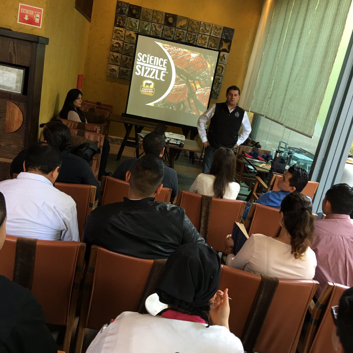 SigmaFoodservic's tweet photo. Alejandro Montiel dando capacitación del programa #CertifiedAngusBeef #ComnorSigmaFoodservice https://t.co/zjiLsEYup5