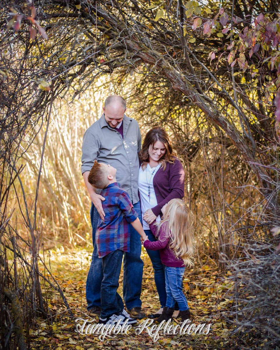 MomGoneCountry's tweet photo. OMGoodness💛 Sweetness overload with this cute family!
#TangibleReflectionsPhotography
#familypictures #fallminisession
#family #fall #Idaho https://t.co/1kQSjWkQzx