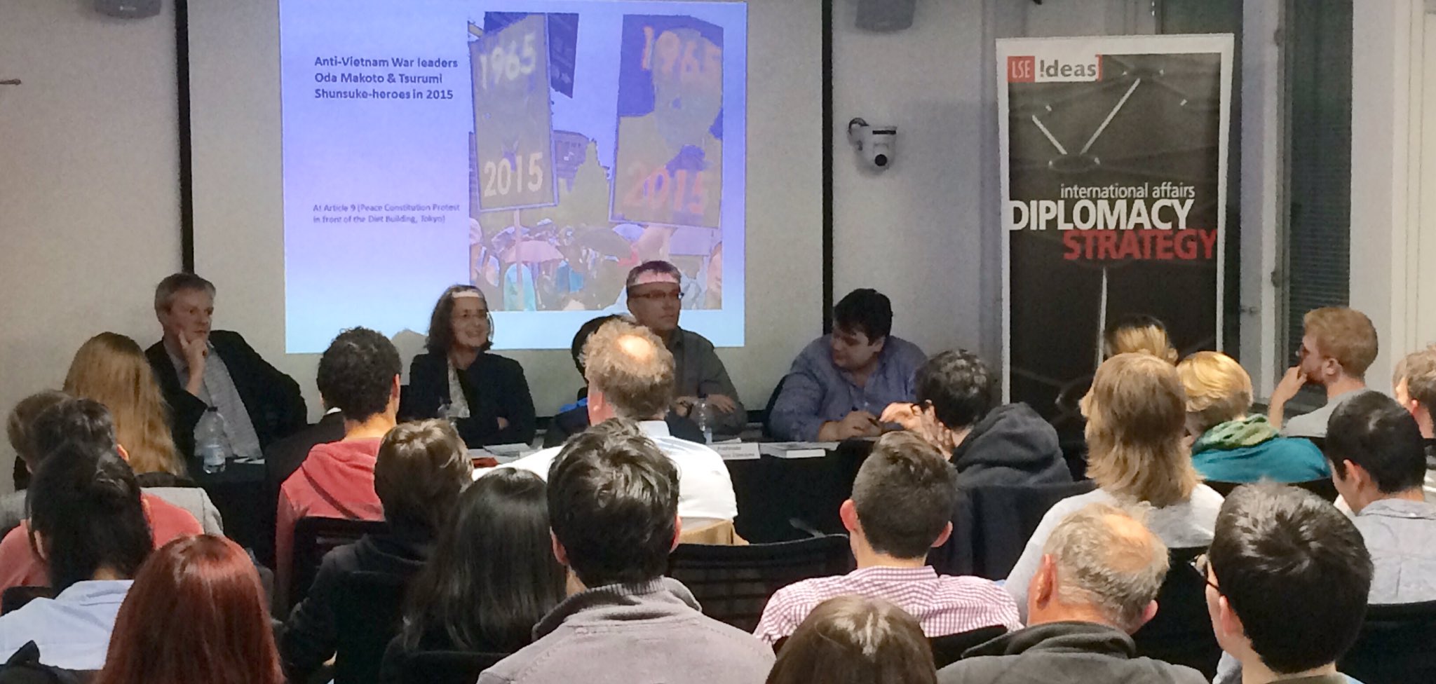 Following panel presentations, the #ImaginaryWar Q&A has begun, discussing "ridiculous" nature of civil defence schemes & propaganda. https://t.co/Bf2EcYeWSj