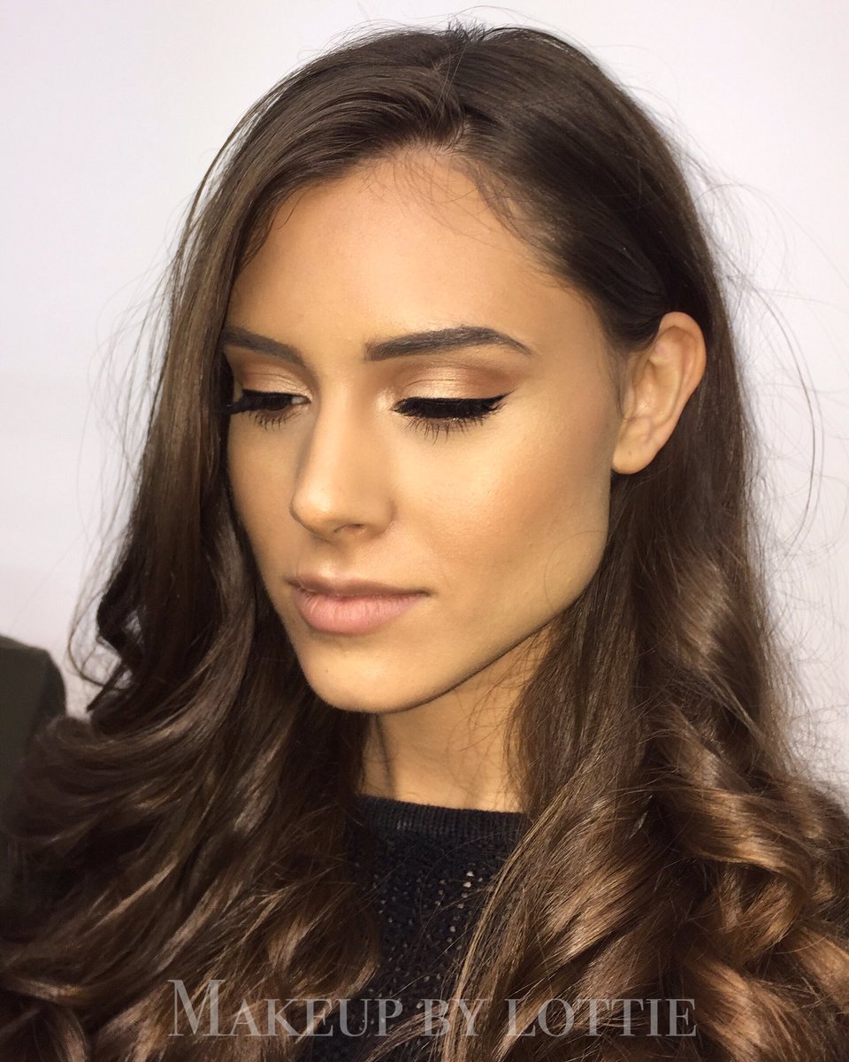 makeupbylottieh's tweet photo. Photos of the makeup I did for a shoot in London today 👌

#makeup #shooting #shootingbeauty #mua #photography #makeupartist #model https://t.co/DMNNDo9TNh