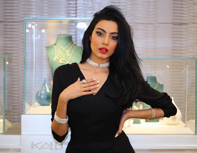 لا يليق الحزن بك فالسعادة اجمل وهي ترتسم على وجهك مع ابتسامة تورد وجنتيك