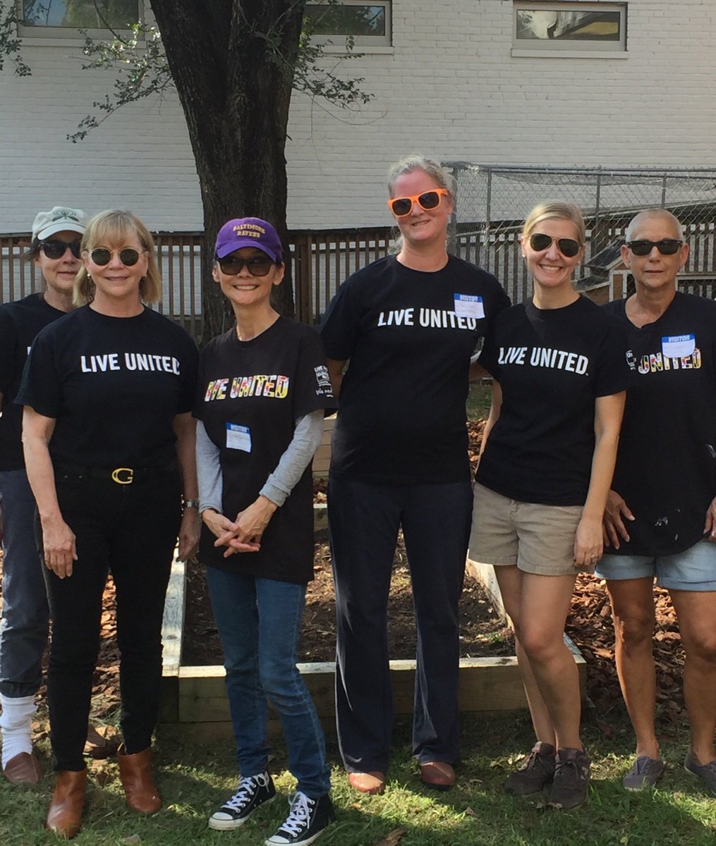 UnitedWayCM's tweet photo. #WomenUnited together for #DayOfAction, helping with campus beautification projects at Ben Franklin High School! #LIVEUNITED #Uplus1 https://t.co/CZabU88WIG