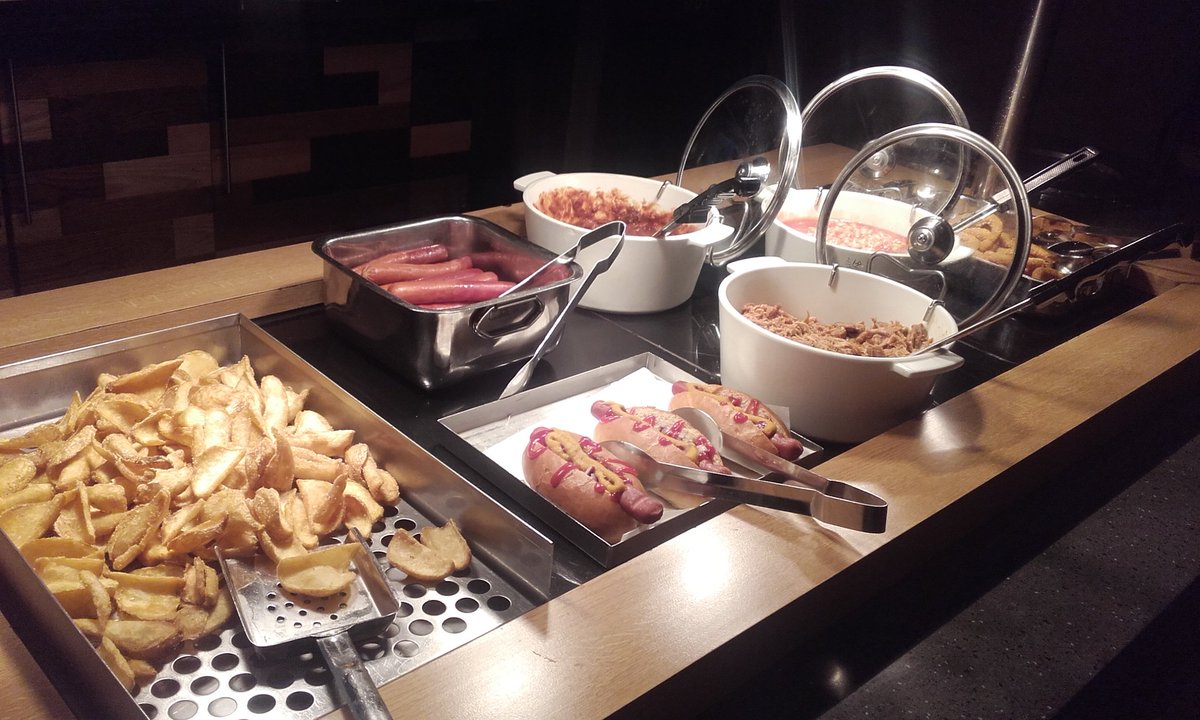 Burger and hotdog buffet looking delicious tonight <a href="/SpencerGraydon/">Spencer Graydon</a> <a href="/Jimbentley10/">Jim Bentley</a> <a href="/WeAreSUGM/">WeAreSUGM</a> <a href="/LauraDunelm/">Laura Dunelm</a>