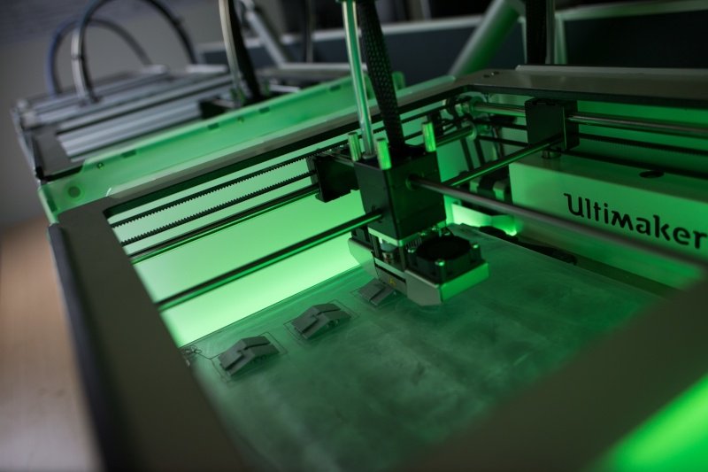 PeakWellSystems's tweet photo. Peak's 3D printer farm busy creating technological marvels... https://t.co/90xOxLqECK