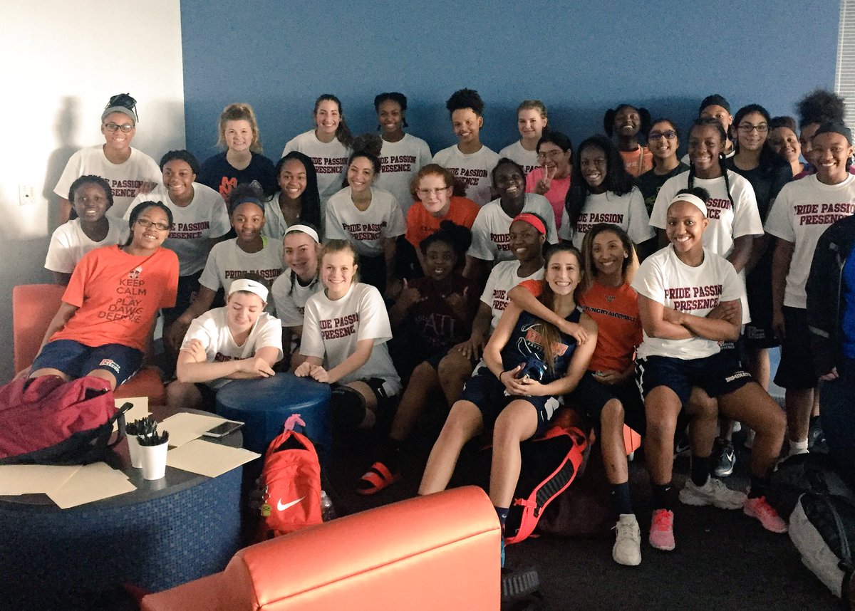 HollyKay2141's tweet photo. AMAZING FIRST PRACTICE! #Competition #DefensiveDay #BecomingALadyBulldog #TeamBuilding #Family #MyHeart 💙🐶💙 https://t.co/kZQjFUDvbz