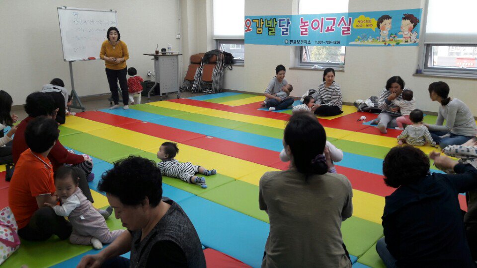 #성남시
판교보건지소에서 진행된 오감발달교실 모습입니다.
중요 신체별 오감놀이를 해보았답니다.