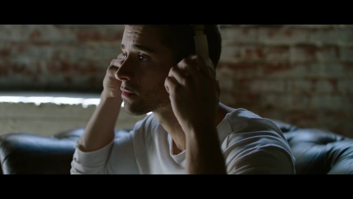 ICYKYUN's tweet photo. Aesthetically Pleasing @jakemiller #OvernightVideo https://t.co/kAgQnNp7cZ