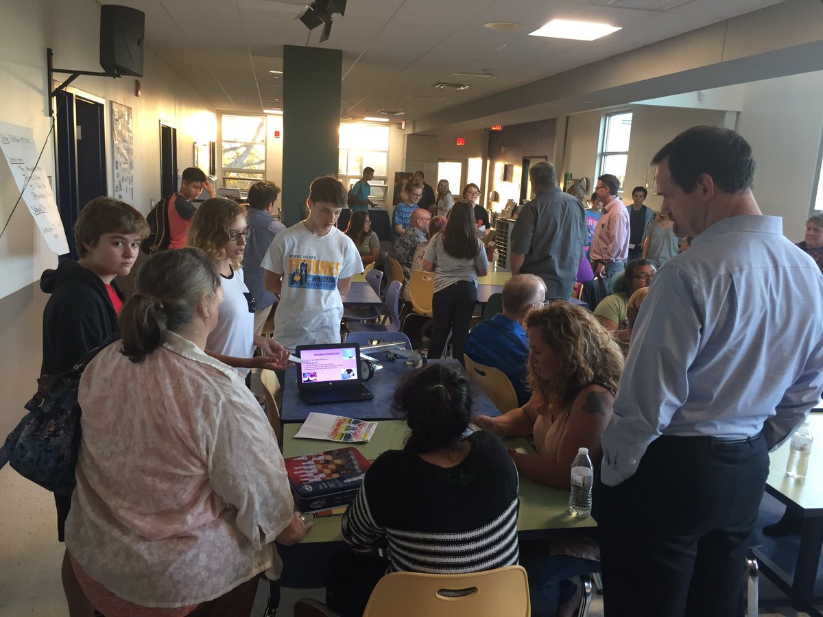 eastbaymet's tweet photo. inspiring 9th grade family night - East Bay kids are already digging into internships and deep learning #bpltgif @bigpiclearning @MetSchool https://t.co/KstVjlqKTg