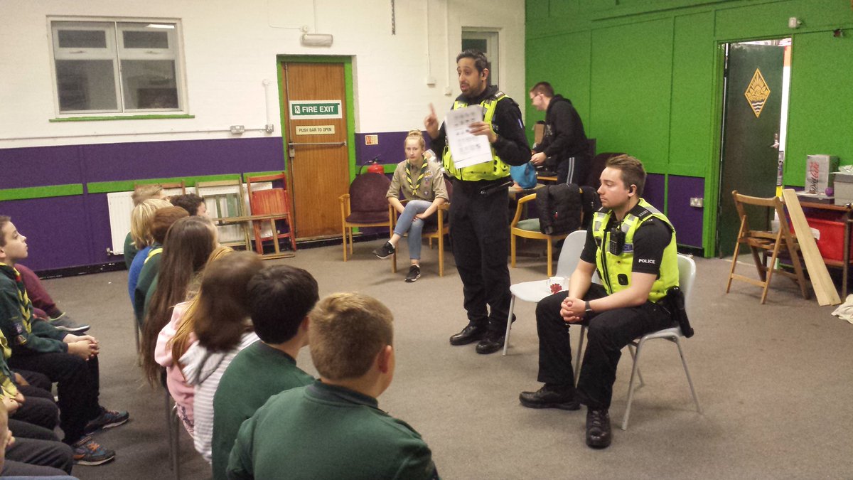 A huge BRAVO to PCs Mo and Olly from @SheldonPolice delivering the road safety badge to our Wednesday cubs. #iscout #cubs100 #StopLookListen