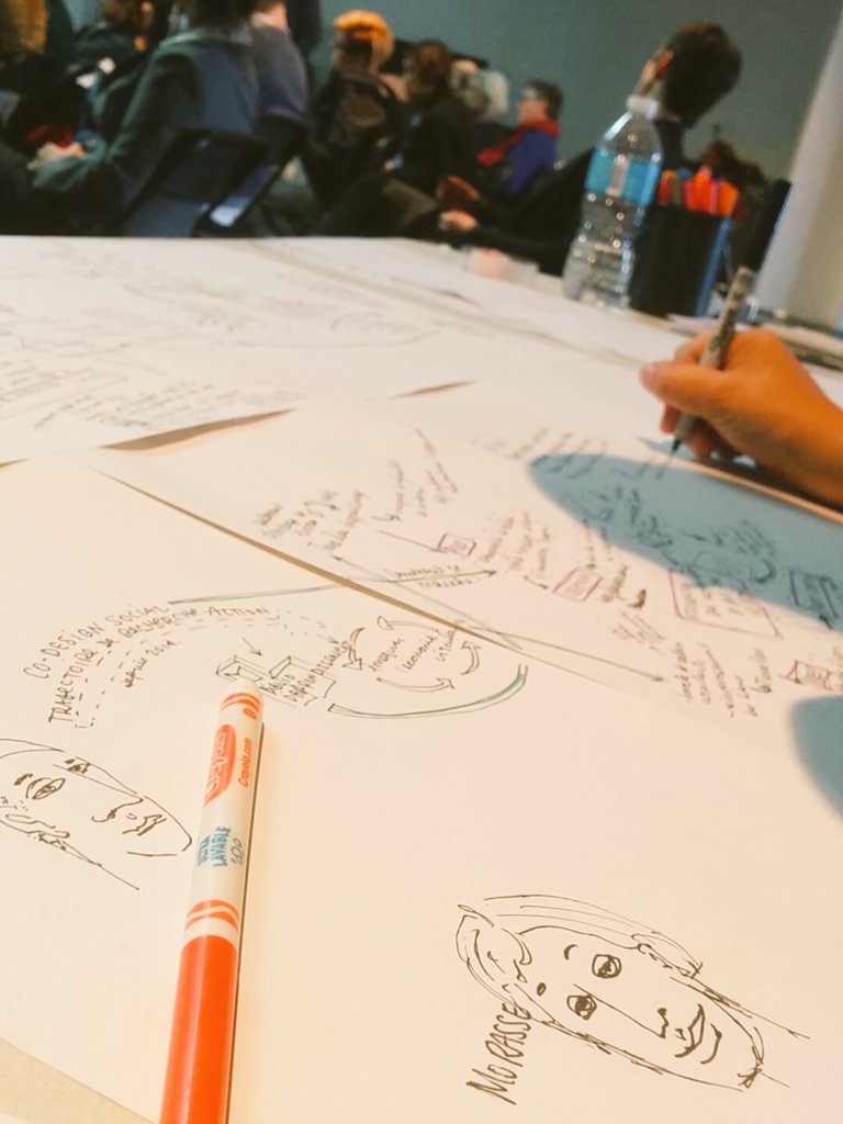 projetexeko's tweet photo. Chloé, notre deuxième artiste réalisant des instantanés créatifs croque l'atelier sur le design social et participatif #Colloquemi2016 https://t.co/gikze0MqAG