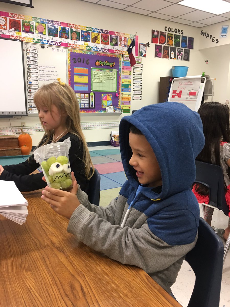 Jredman_be's tweet photo. Enjoying our snack! Who says cute can't be healthy?!? #frenshare #kindergarten https://t.co/24pKvTmni6