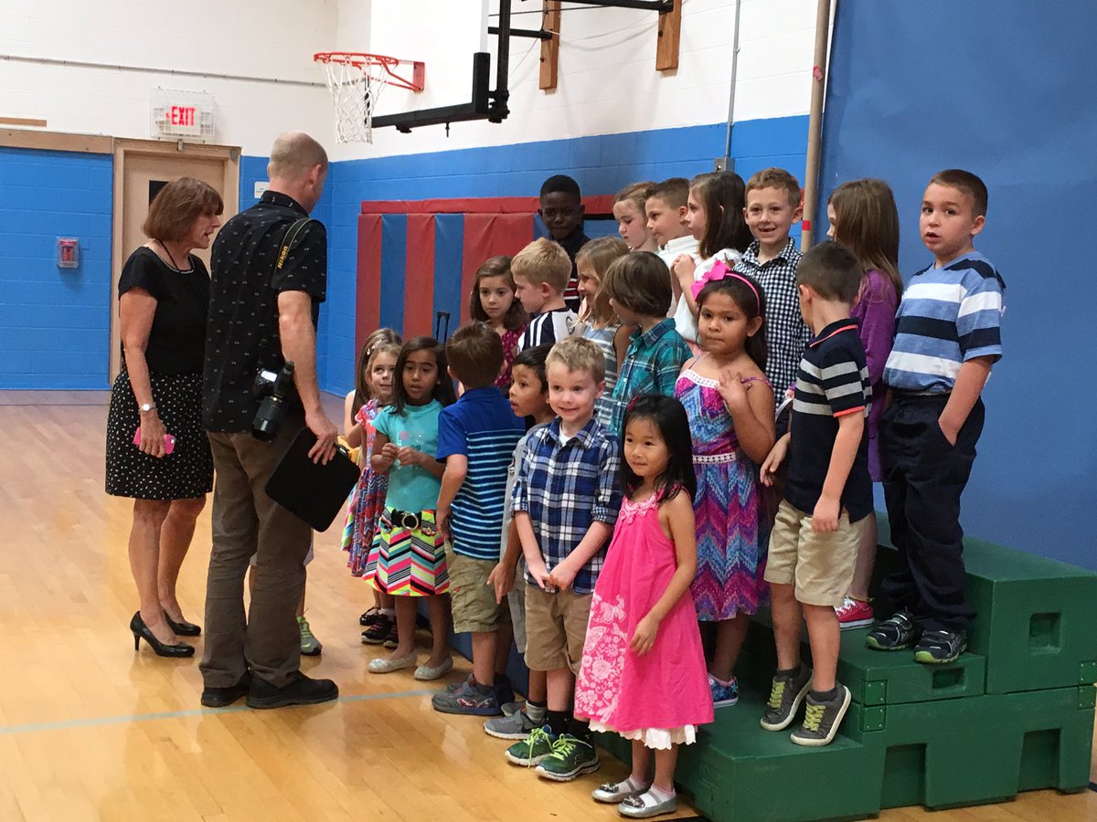 WOSnews's tweet image. Picture day behind the scenes #mrskuhnWOS #msgrilloWOS