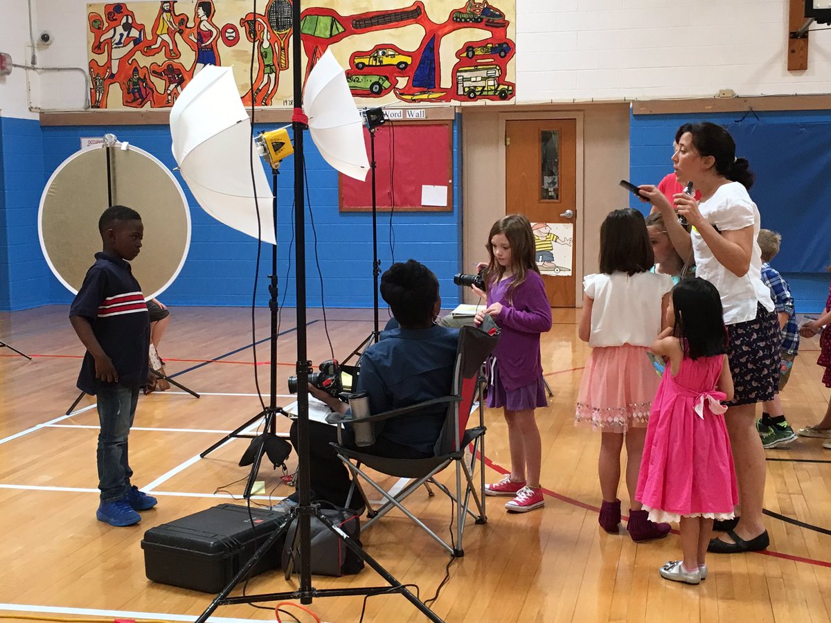 WOSnews's tweet image. Picture day behind the scenes #mrskuhnWOS #msgrilloWOS