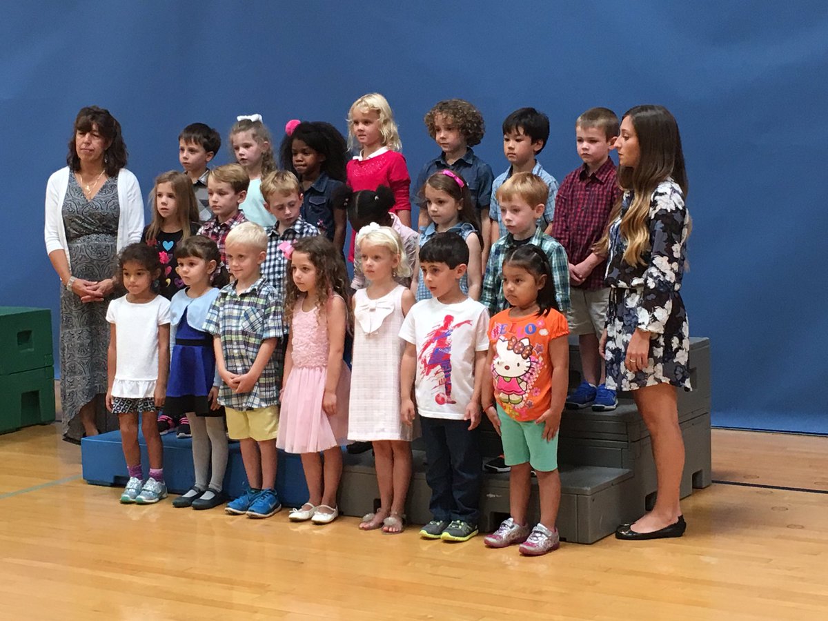 WOSnews's tweet image. Picture day behind the scenes #mrskuhnWOS #msgrilloWOS