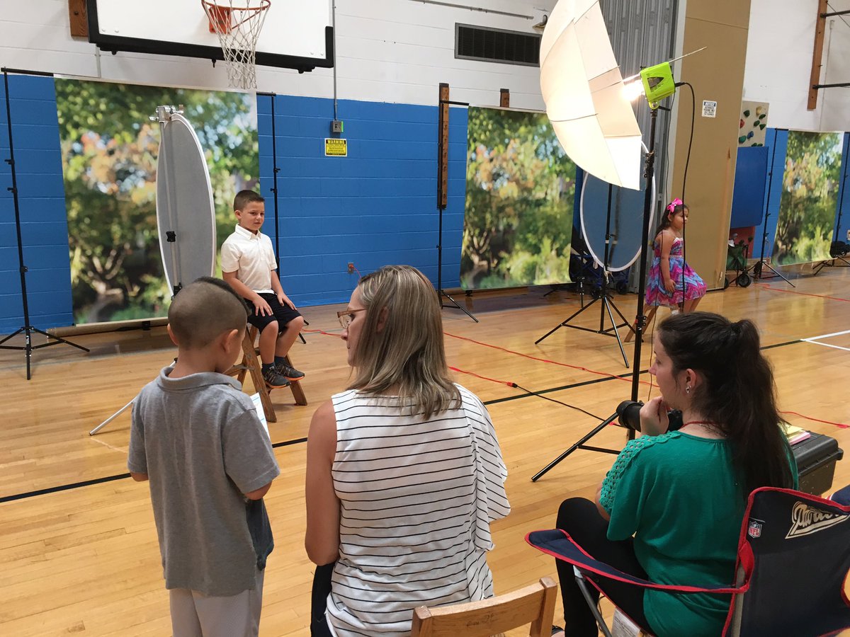 WOSnews's tweet image. Picture day behind the scenes #mrskuhnWOS #msgrilloWOS