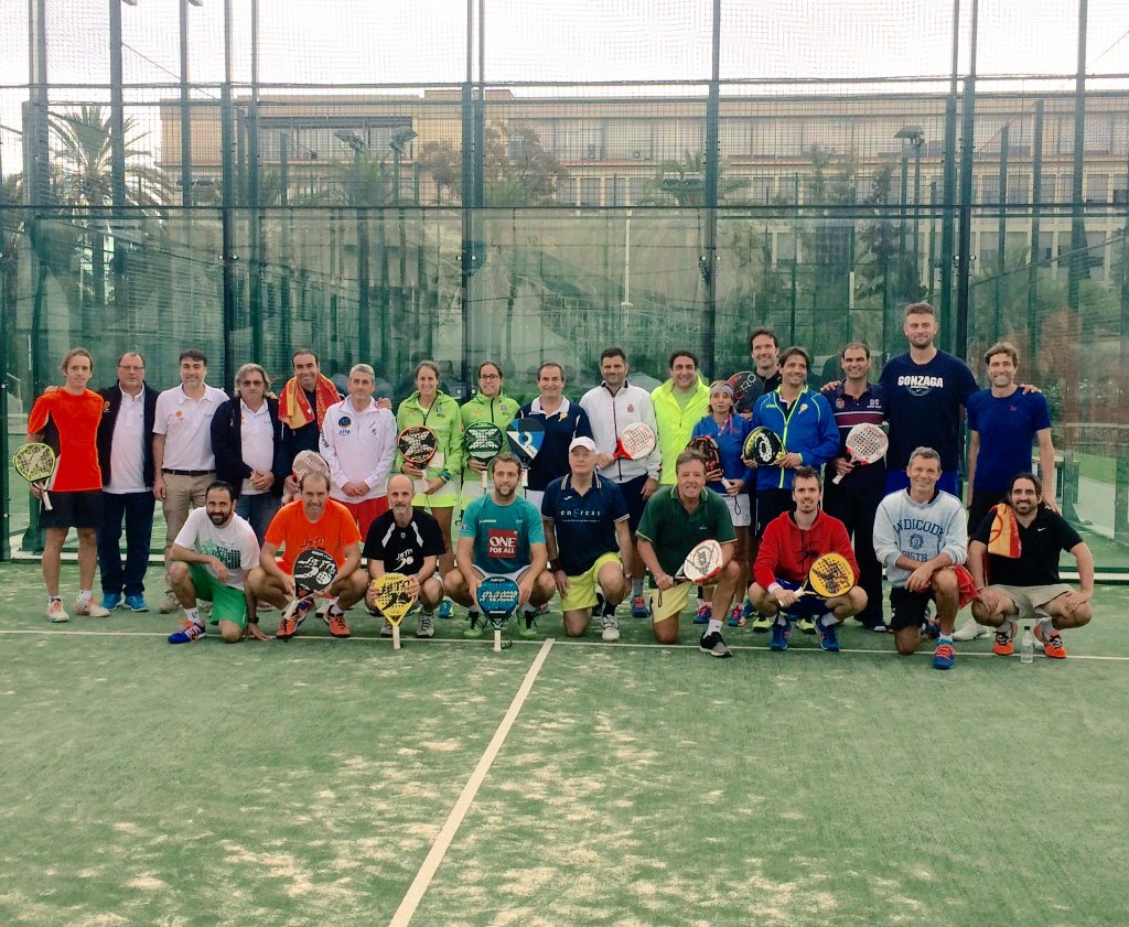 Divertida mañana en el Pro-Am, me tocó un compañero de altura 🙄🤔 Menudo crack <a href="/KasunMario/">Mario Kasun</a> Dale algún grip <a href="/janigisbert/">Juan Gisbert</a> 😂😂😂 #AbsolutPadel16