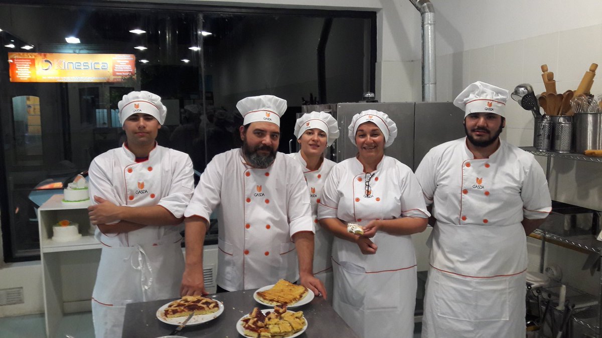 InstitutoGasda's tweet photo. Chef Profesional 1er año. #gasda #institutogasda #chef #cocina #pasteleria #chefprofesional #hayequipo #miércolesconlluvia #diadelcarnicero https://t.co/Y6Y0XEBII0