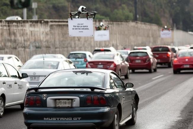 MktingRod's tweet image. Facinating yet scary. @Uber is putting ads on drones and having them taunt drivers stuck in traffic: adweek.it/2eRuGDJ