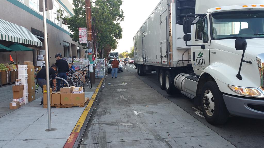 yariv_r's tweet photo. @gussmarket why is your truck in the bike lane during commute hrs? And why do your deliveries not use your loading curb? @sfbike #bikesafety https://t.co/NsNPXpLzfr