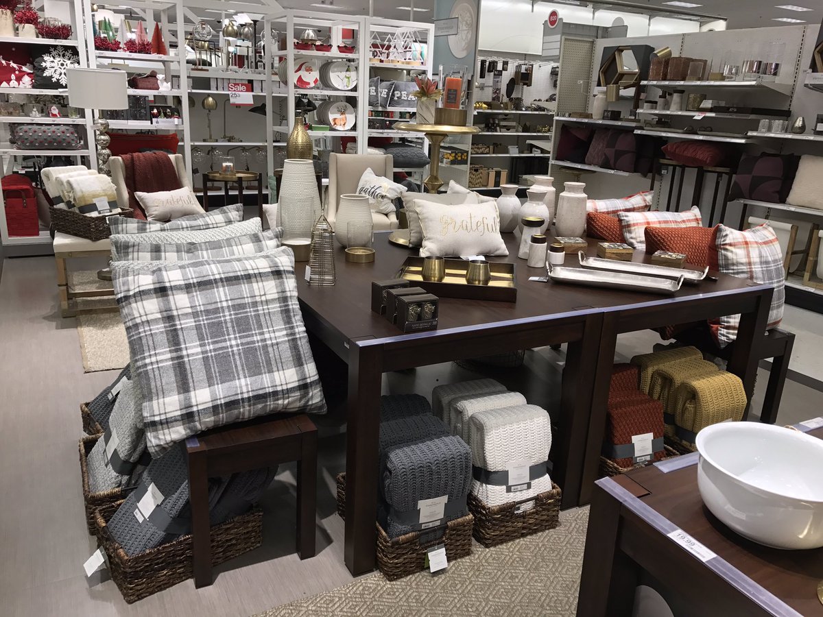 Flexed and filled harvest décor to drive fall sales before our Christmas set! Thanks Norma! 😊🍁✨🍂 #gosales #T2187 <a href="/rmunny0128/">Ramiro</a> <a href="/SamanthaVMML/">Samantha Snow</a>