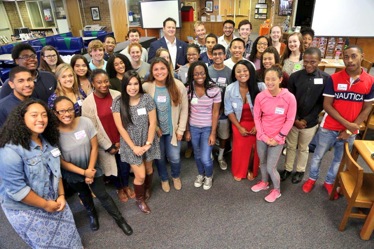 LoudounSupe's tweet photo. Superintendent's Student Advisory Council for 2016-2017!  Great group! #WeAreVBSchools https://t.co/OSQR2zl6o5