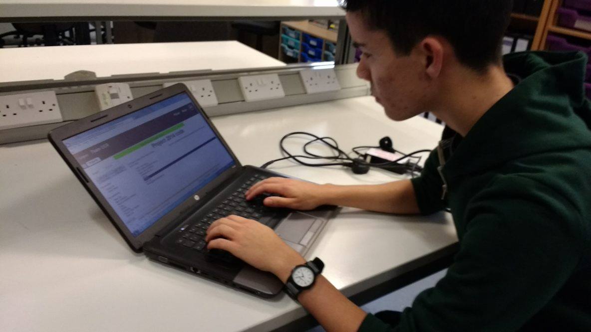 CirenRobotics's tweet image. Starting to look at our new kit and making a plan of action! #srobo