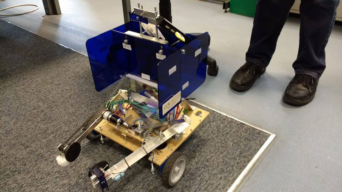 CirenRobotics's tweet image. Starting to look at our new kit and making a plan of action! #srobo