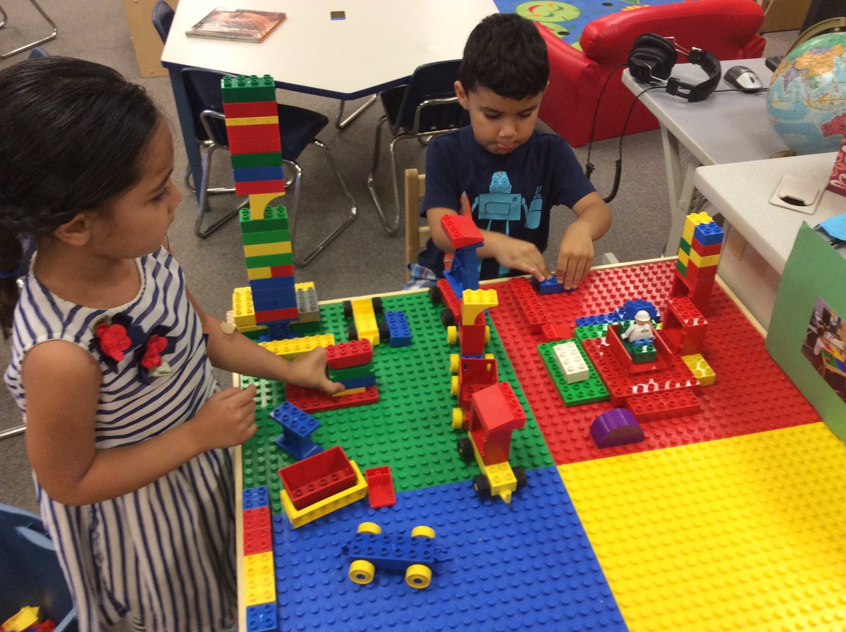 lesmesprek's tweet photo. Building a city with duplos #pkengineers #cougarpride #pvshares https://t.co/tzNDhOvIxF