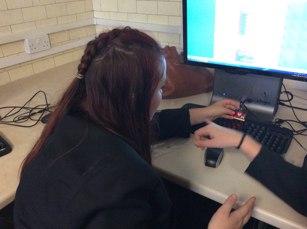 AbbotBeyneSTEM's tweet image. Yr10 have used BBC Micro:bit programming them to dance &amp;amp; making them into beating hearts 💕 #deeplearningday