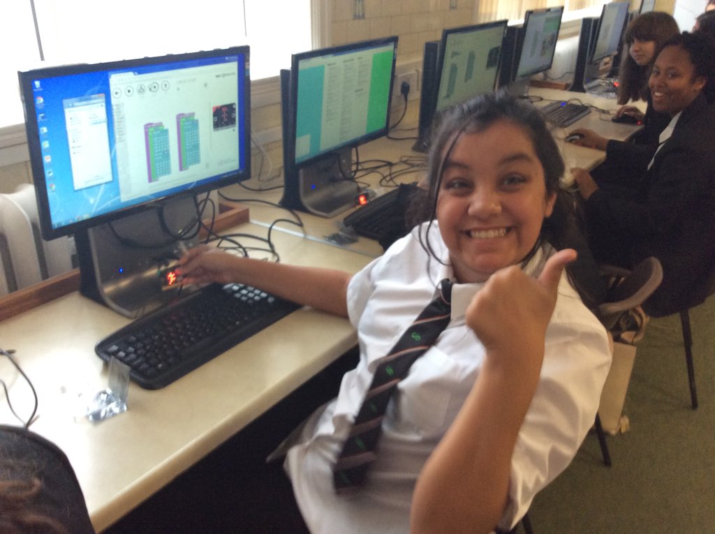 AbbotBeyneSTEM's tweet image. Yr10 have used BBC Micro:bit programming them to dance &amp;amp; making them into beating hearts 💕 #deeplearningday