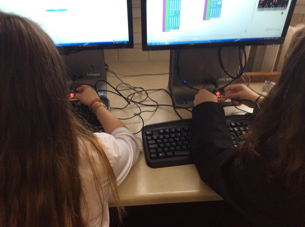 AbbotBeyneSTEM's tweet image. Yr10 have used BBC Micro:bit programming them to dance &amp;amp; making them into beating hearts 💕 #deeplearningday